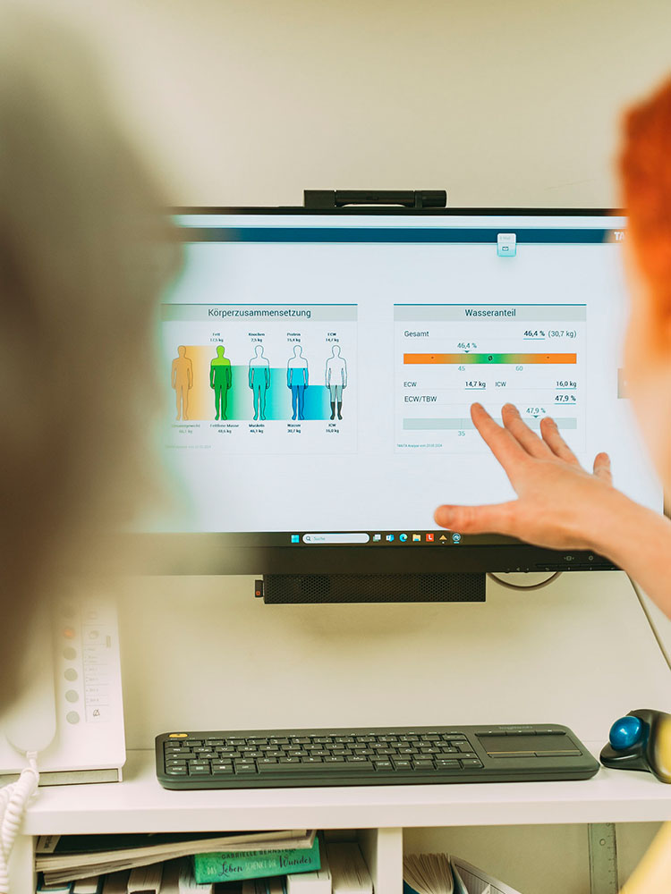 Zahnarztpraxis: Analyse der Körperzusammensetzung mit moderner Technik für optimale Zahnbehandlung.