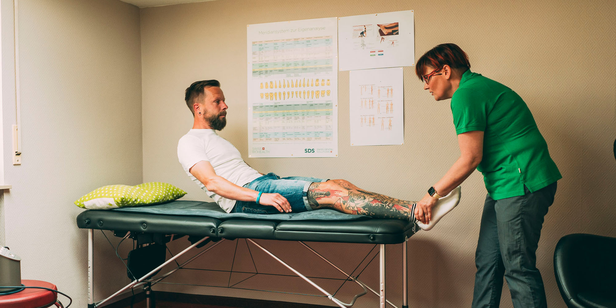 Orthopädische Fußanalyse in der Zahnarztpraxis: Patient auf Behandlungsliege.